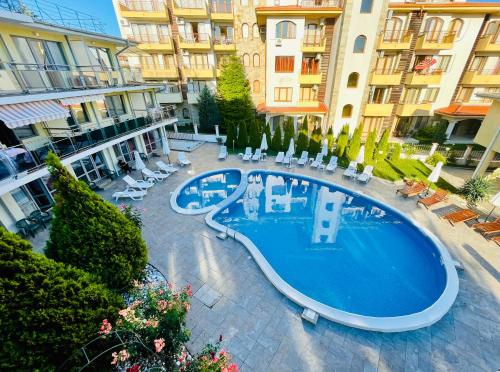 vista sul soffitto di una piscina in un edificio di Black Sea View Apartments a Ravda