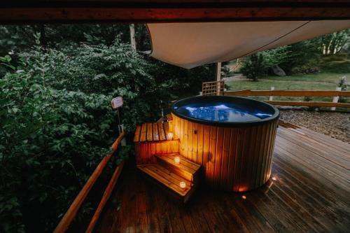 a wooden tub sitting on a wooden deck at Leśna Oaza in Borek