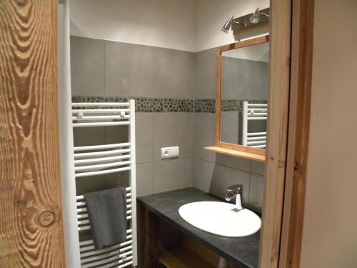 y baño con lavabo y espejo. en La Poya en Valloire