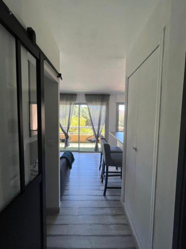 a hallway leading to a living room with a table at Chez Mel et Manu in Sanary-sur-Mer