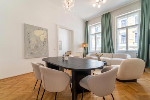 A seating area at josef's home I Premium Suite I Quiet & Central