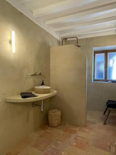 La salle de bains est pourvue d'un lavabo mural. dans l'établissement guesthouse L'Officine, à Lincent