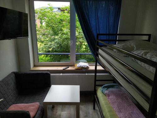 ein Schlafzimmer mit einem Etagenbett und einem Fenster in der Unterkunft Gästehaus in der Friedensfabrik in Wanfried