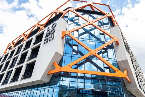un edificio alto de cristal de color naranja en LOMO Hotel Uman en Umanʼ