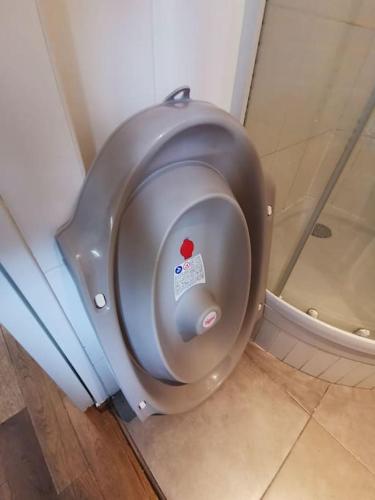 - un siège de toilette avec une étiquette dans la salle de bains dans l'établissement 2 pièces au cœur de trouville / rue des bains, à Trouville-sur-Mer