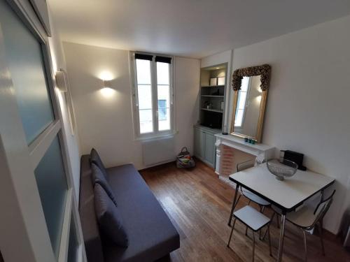Khu vực ghế ngồi tại 2 pièces au cœur de trouville / rue des bains