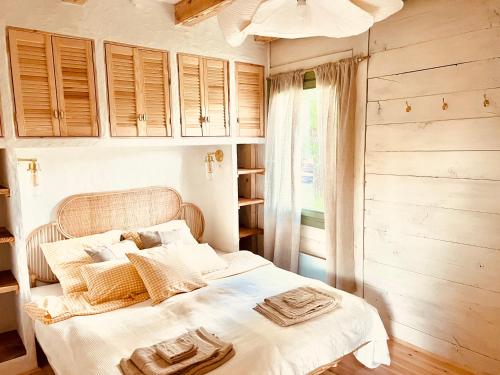Un pat sau paturi într-o cameră la Domek Polny