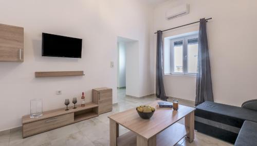 Gallery image of Noula House & Studios in Plaka Milou