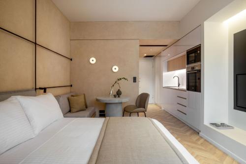 Habitación de hotel con cama y lavabo en The Newel Psychiko en Atenas