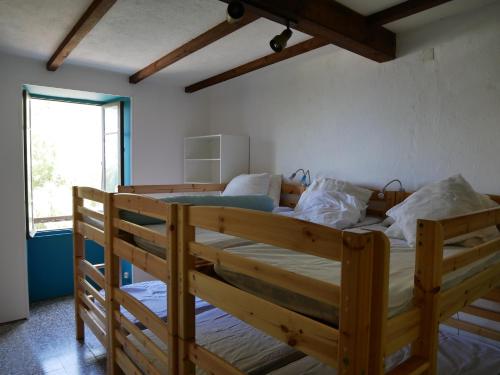 une chambre avec deux lits superposés dans une pièce dans l'établissement Cap Corse - Grande maison au bord de mer - PMR, à Grillasca