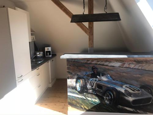 uma pintura de um carro de corrida em um balcão em uma cozinha em Villa Am Honigbach em Coesfeld