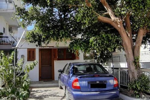 モネンバシアにあるSophie's traditional hospitality appartmentの家の前に停車した青い車