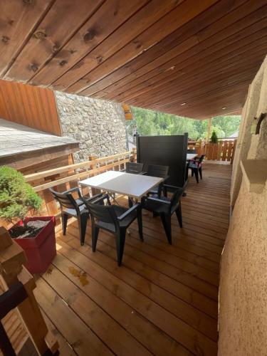 Μπαλκόνι ή βεράντα στο L ALPIN bel appartement avec terrasse dans vieille ferme de montagne rénovée
