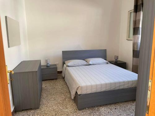 سرير أو أسرّة في غرفة في La Casa Sul Mare