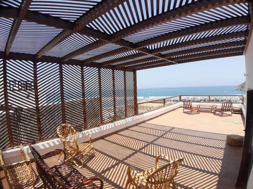 una terraza con sillas y vistas al océano. en Splendide duplex à MDIQ avec vue panoramique, en M'diq