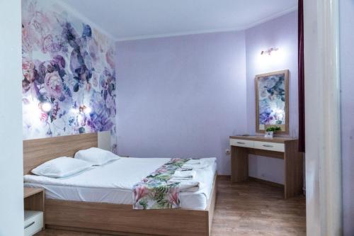 Tempat tidur dalam kamar di Hotel Ezeroto