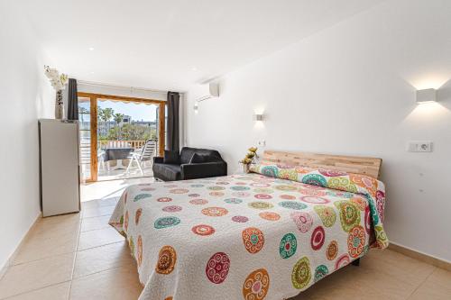 een slaapkamer met een bed en een balkon bij Lovely studio, La Pinta beach, Complex Los Geranios in Adeje