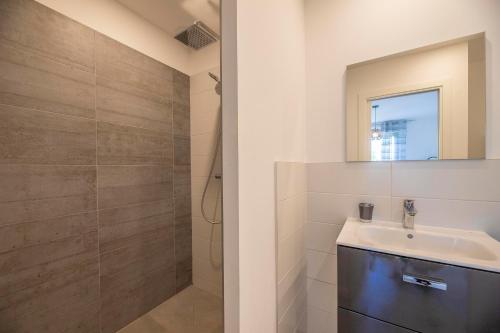un baño con lavabo y ducha en Porto Vecchio Villa Bagatelle 8 personnes, en Porto Vecchio