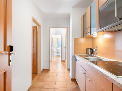 Kuchyň nebo kuchyňský kout v ubytování Apartment Rosa-5 by Interhome