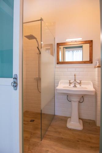 a bathroom with a sink and a shower at Welcôm Apparts-chic et intimiste-100m du Port in La Teste-de-Buch