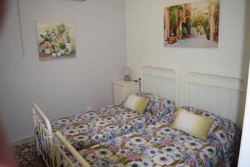 een slaapkamer met een bed met een deken en kussens bij Dimora in collina in Monopoli