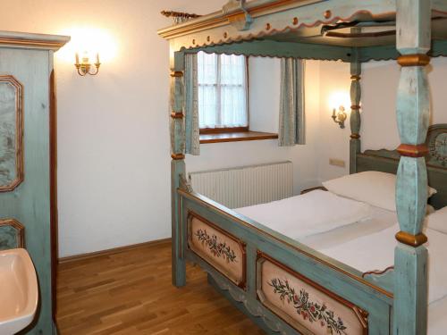 Säng eller sängar i ett rum på Apartment Burg Biedenegg- Potzner - FIE203 by Interhome