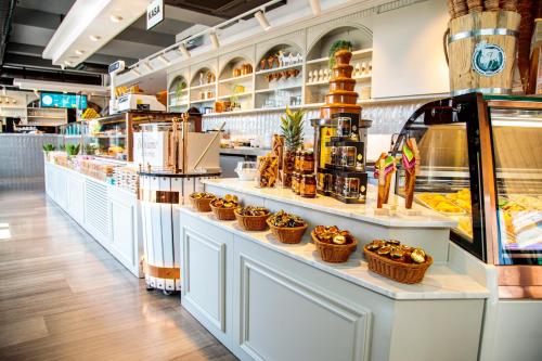 un mostrador de panadería con cestas de comida. en Dosso Dossi Hotels Yenikapı, en Estambul