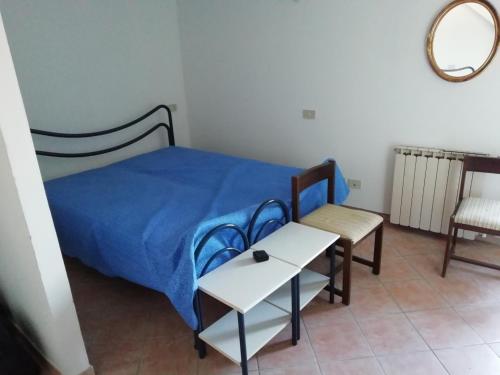 a bedroom with a bed and a table and a mirror at La Terrazza nel carrùggio in Fezzano