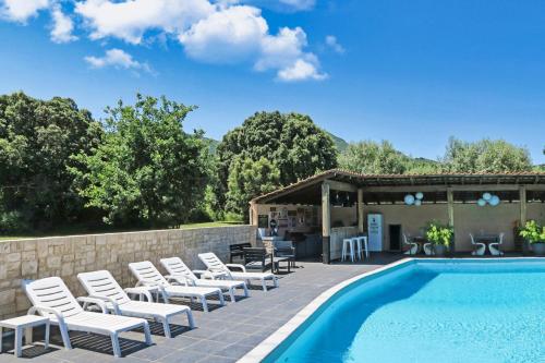 eine Terrasse mit Stühlen und einem Pool in der Unterkunft CASA di u cuginu in Calenzana