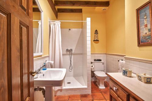 a bathroom with a sink and a shower and a toilet at Casa Taté in Trasvia