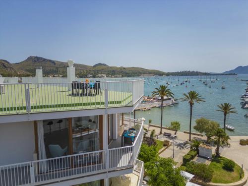 a balcony of a building with a view of a marina at Apartamento Anamsa in Port de Pollensa