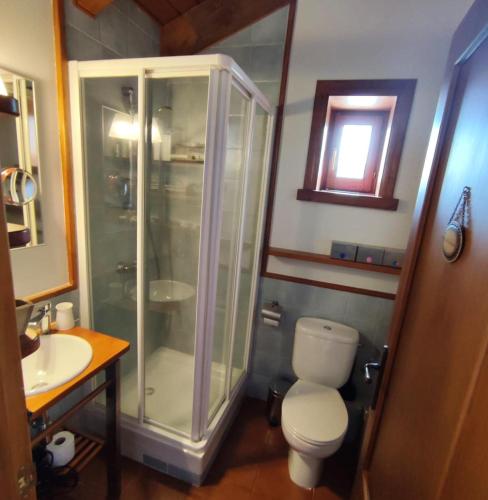 Ένα μπάνιο στο Amplio Duplex con piscina cerca de Puigcerdà