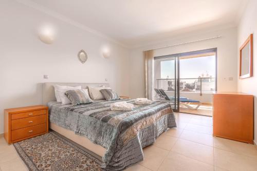 une chambre avec un grand lit et un balcon dans l'établissement Dunas Triplex, à Lagos