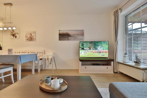 TV a/nebo společenská místnost v ubytování Strandhus Strandhus