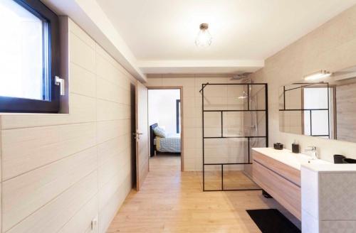 La salle de bains est pourvue d'un lavabo et d'un miroir. dans l'établissement Gîte Au Doubs Moment vue exceptionnelle et panoramique, à Arçon