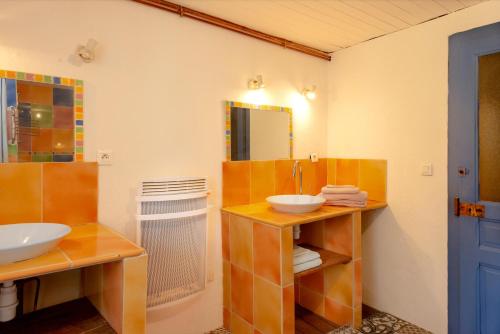 łazienka z umywalką i lustrem w obiekcie Gîte de l'éléphant w mieście Murs-et-Gélignieux