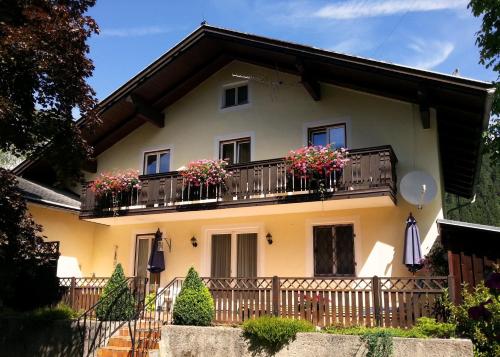 ein Haus mit Blumenkästen auf dem Balkon in der Unterkunft Haus Gabriele in Bad Mitterndorf