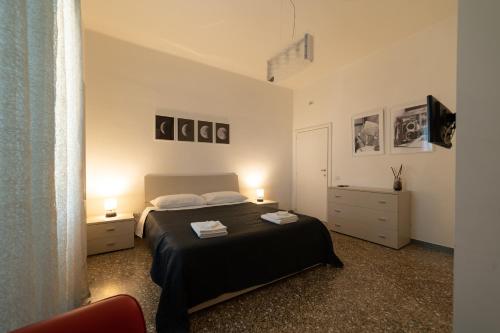 1 dormitorio pequeño con 1 cama y 2 mesitas de noche en La Casa Sul Melo, en Matera