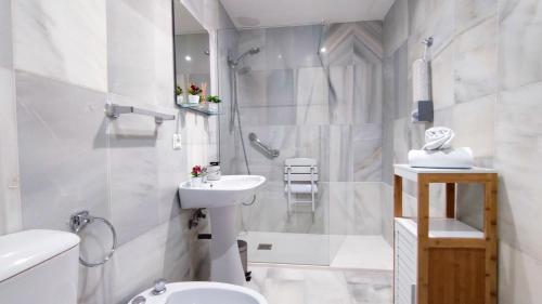 ein weißes Bad mit einem Waschbecken und einem WC in der Unterkunft Laguna Beach Paradise - Alojamientos La Torre in Torrox Costa