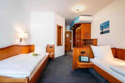 Zimmer mit 2 Betten in einem Zimmer in der Unterkunft Hotel Frechener Hof in Frechen