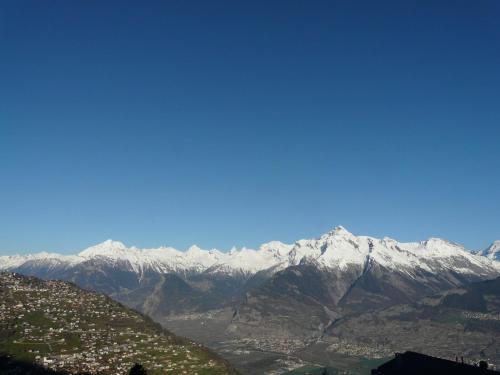 a view of snow covered mountains on a clear day at Hortensia H 021 - VIEW studio 4 pers in Veysonnaz