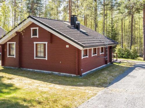 ein kleines Haus mitten im Wald in der Unterkunft Holiday Home Lomasyväri 810 by Interhome in Nilsiä