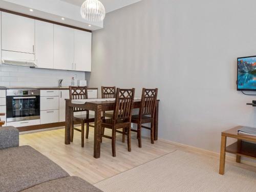 eine Küche und ein Esszimmer mit einem Tisch und Stühlen in der Unterkunft Holiday Home Golfstar 402 by Interhome in Kiviniemi