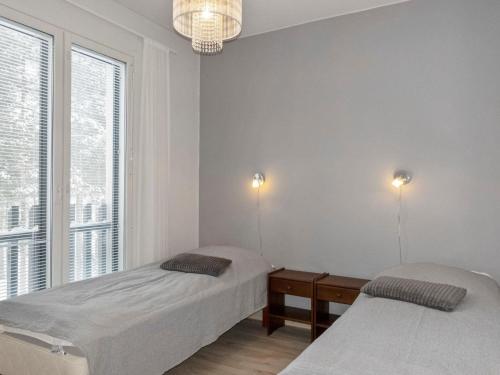 1 dormitorio con 2 camas y ventana grande en Holiday Home Golfstar 402 by Interhome, en Kiviniemi
