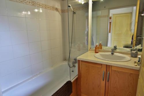 O baie la Le 102, T3 pour 5 personnes, vue montagne, classé 2 étoiles NF, parking, piscine en été