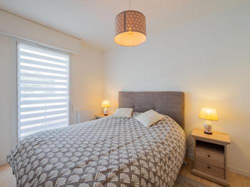 une chambre avec un lit et une grande fenêtre dans l'établissement Apartment L'Hippocampe T2 balcon by Interhome, à Les Sables-dʼOlonne