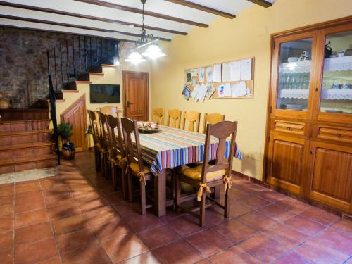jadalnia ze stołem, krzesłami i schodami w obiekcie Holiday Home Rosa by Interhome w mieście Cabanes