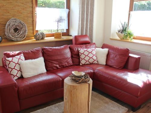 um sofá de couro vermelho numa sala de estar em Apartment Ehinger by Interhome em Eisenbach