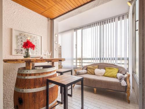 un salon avec un canapé et une table dans l'établissement Apartment Hacienda 3 by Interhome, à Canet