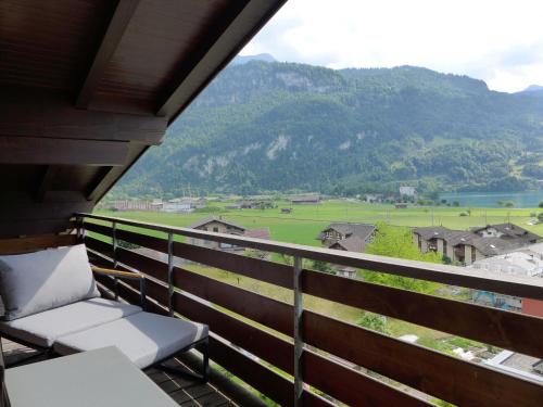 Elle comprend un balcon offrant une vue sur la montagne. dans l'établissement Apartment Brienz Sunset by Interhome, à Brienz